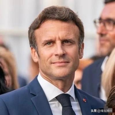 法国总统马克龙今天写道：“今天我与以色列总理本雅明·内塔尼亚胡、黎巴嫩总统约瑟夫