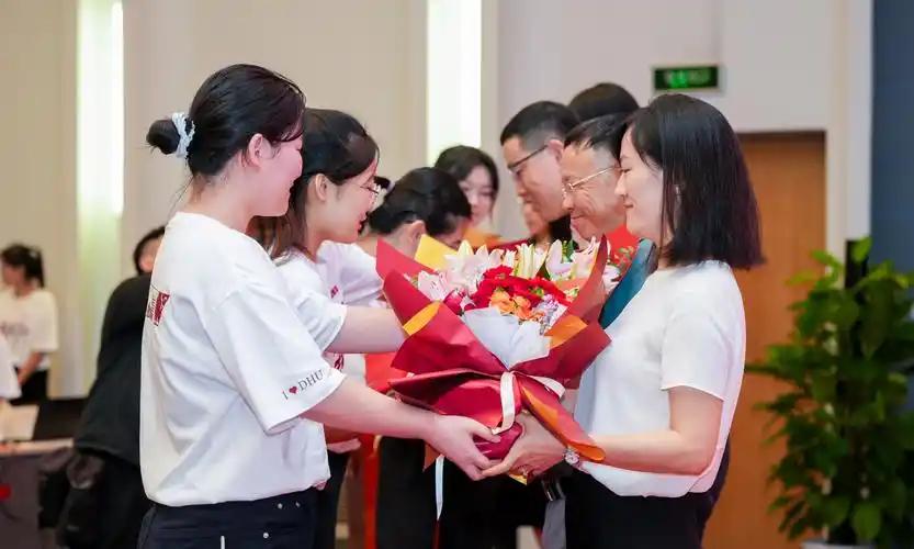 三明的老师，这个教师节你们被“盯”上了。
 
16个景区集体出手，免票的免票、半
