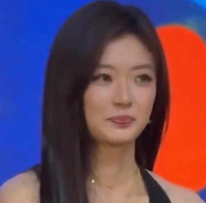 张晔子在《早春晴朗》收官见面会上发言时，收获了台下粉丝齐声的鼓励与肯定。
9月1
