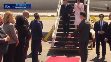笑不活了，李在明带他老婆金惠景去费城访问，下飞机迎接他的官员，手还没握完就全部都