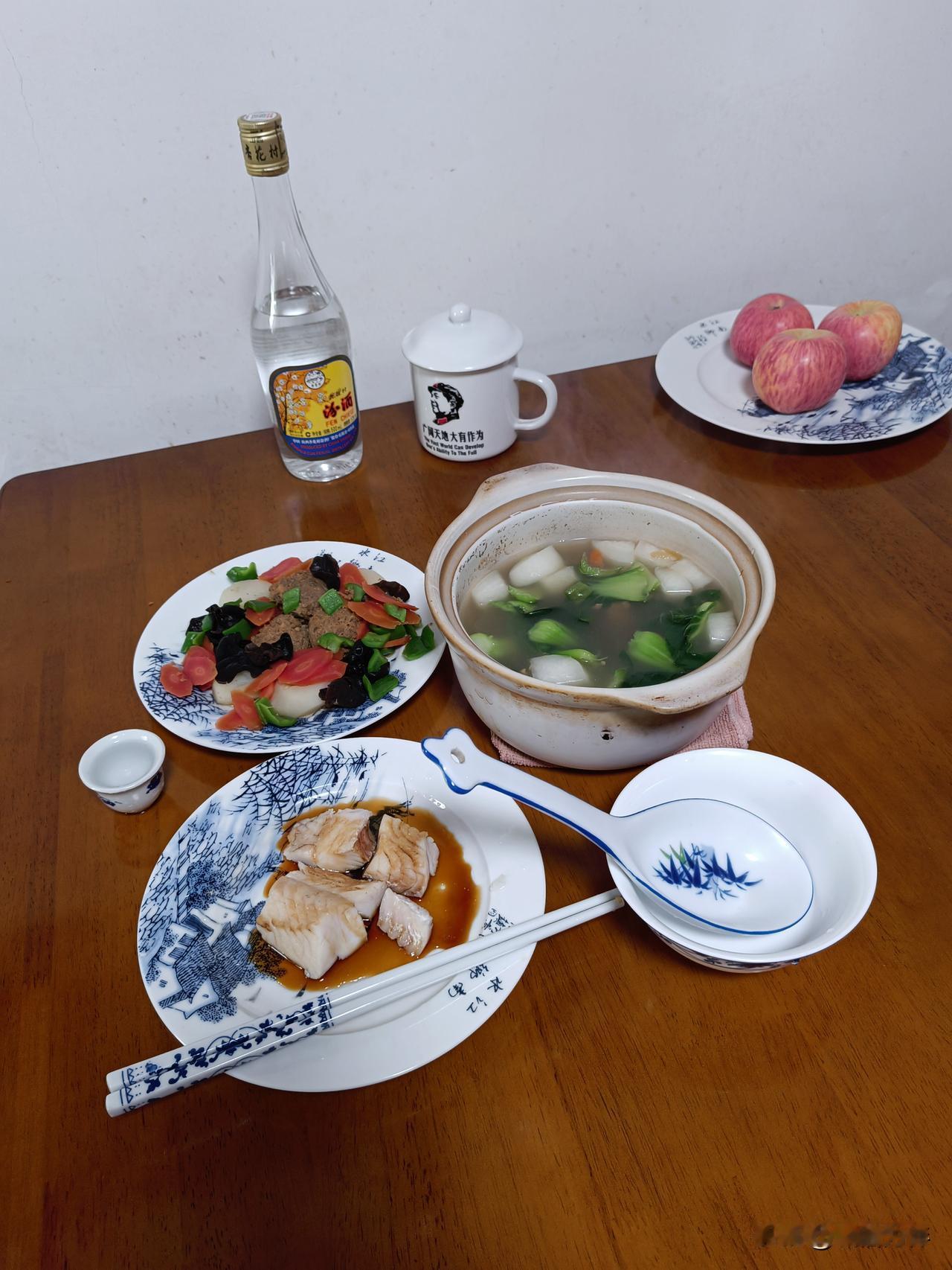 今天想吃春天的韭菜炒鸡蛋了，昨天预报说今天有大风大雨，我也没敢去菜市场，今天竟然