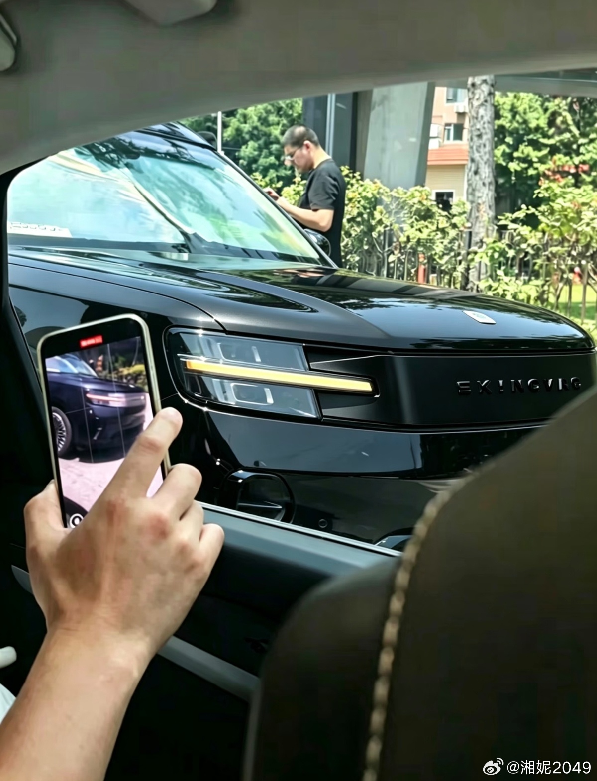 刷到一张澎程，原图应该是屏幕里蓝色的，网友P成了黑色的，黑色真帅啊！！大哥大那味