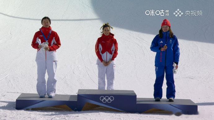 谷爱凌登上米兰冬奥最高领奖台 谷爱凌、李方慧包揽金银牌，站上米兰冬奥领奖台，用拼
