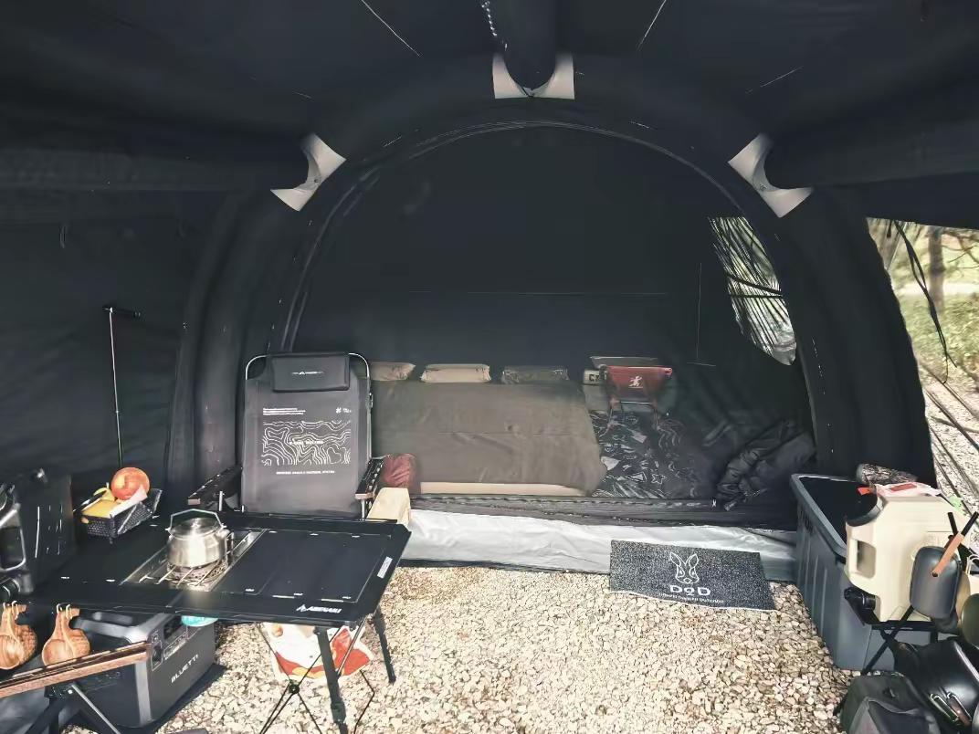 春天的浪漫，藏在我的露营小屋里。暮色四合，帐篷里的暖灯亮起，春天的露营氛围感直接