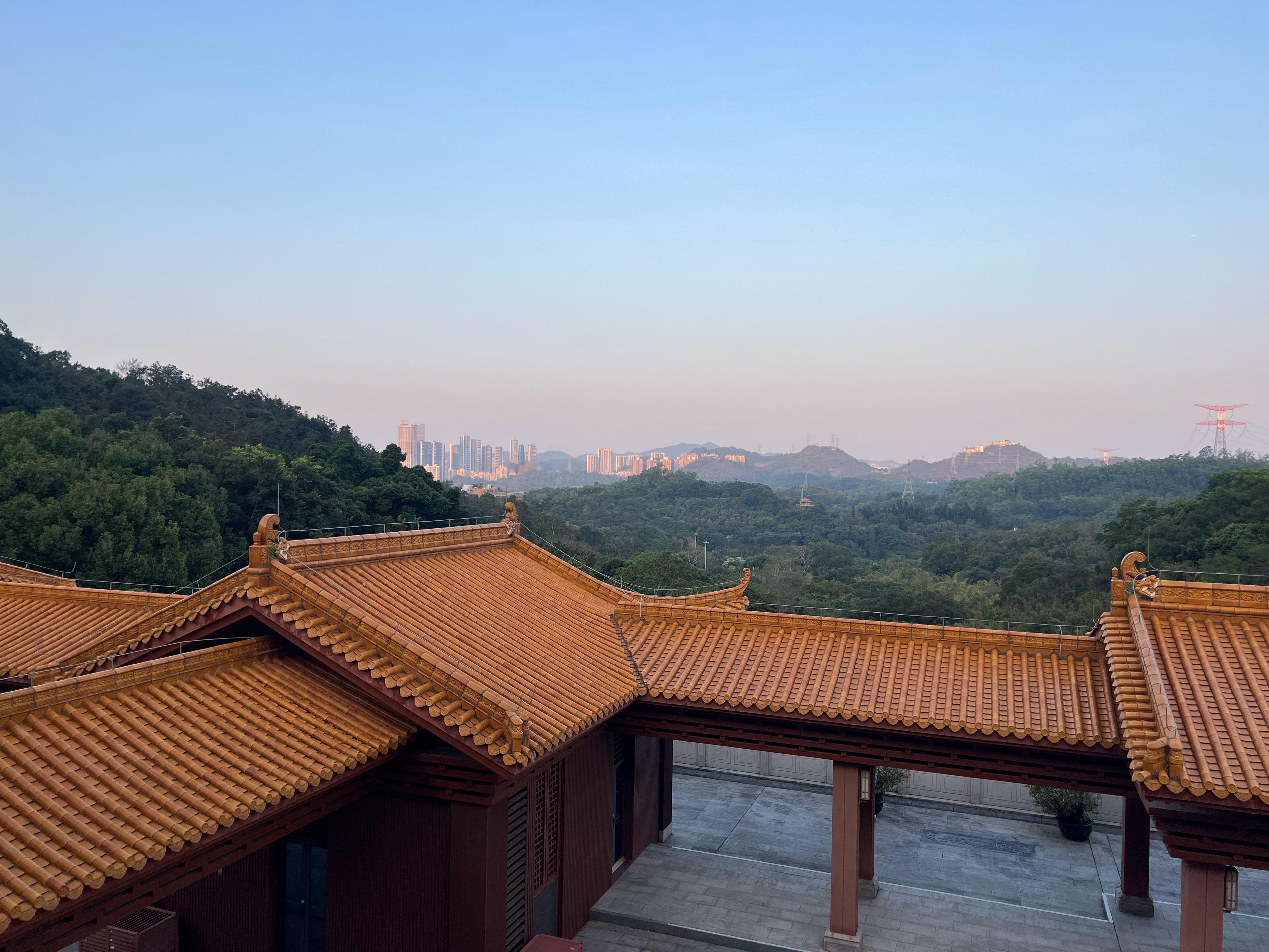 生活的真谛，不是活成别人眼中的光鲜，而是在自己的烟火里，过得安心、踏实、有温度。