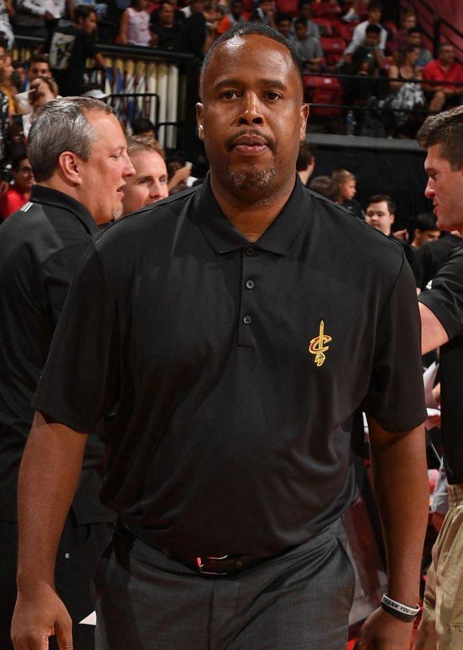 达蒙-琼斯在2023年2月雄鹿对阵湖人的比赛前联系詹姆斯获取内幕消息！他在得知詹