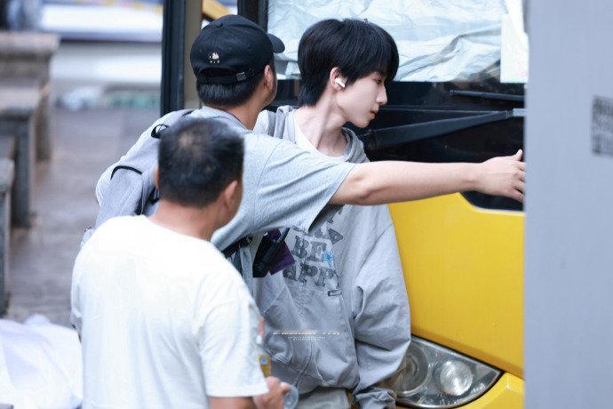 杨博文的脖子好有劲 杨博文我们的少年时代2周扬今日份出妆~谁来品一下这个脖子，好