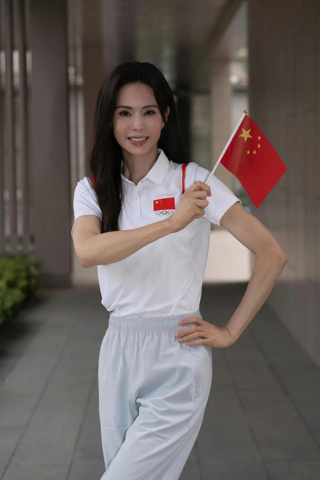 李若彤为奥运加油！这状态也太好了吧！岁月仿佛在她身上放慢了脚步，没有留下太多明显