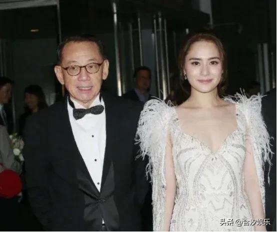 2008年，“艳照门”发生后，杨受成带阿娇前往泰国求教“白龙王”，“白龙王”做法