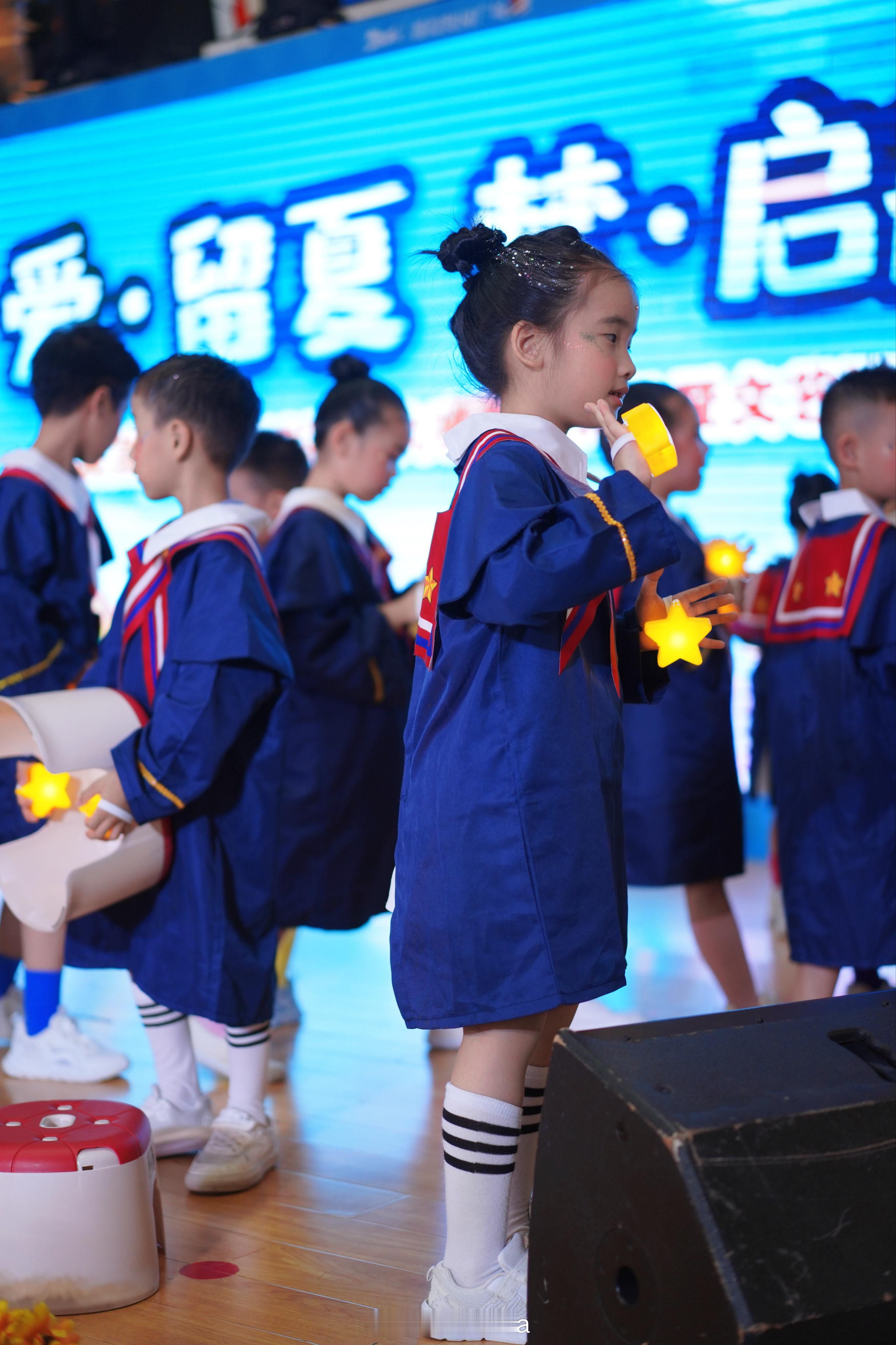🎓拿到人生第一张毕业证三年的幼儿园时光，转眼就结束啦🔚最后小朋友们一起唱「凤