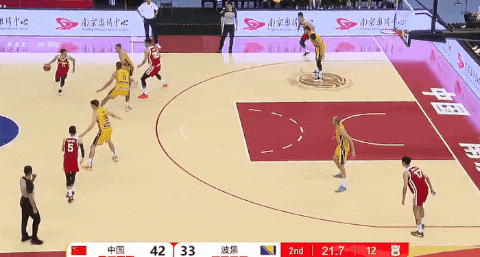 cba天天打的配合，其实也不见得咱们打得有多明白，人家这也没防多紧啊，这球外线球