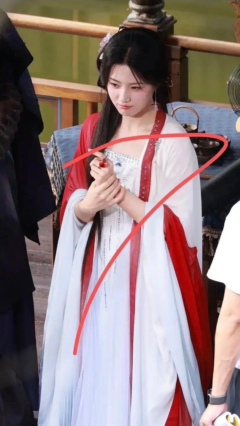 卢昱晓的这个服装是不是有点廉价了？剧组不能找点好的？ ​​​