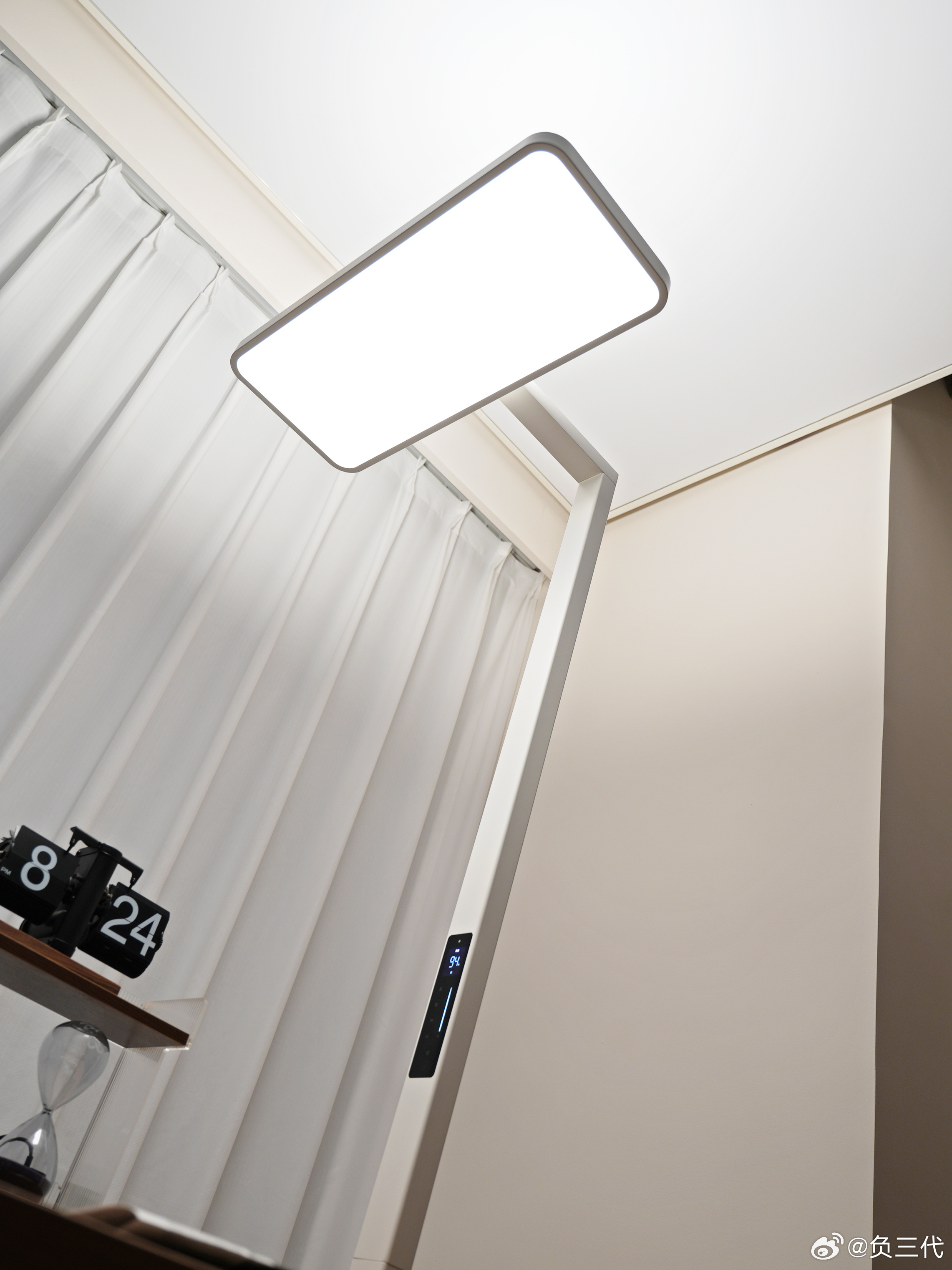 又是一台崭新的“大路灯”被我搬进了办公室，米家立式学习灯 2。你别说，往桌旁一摆