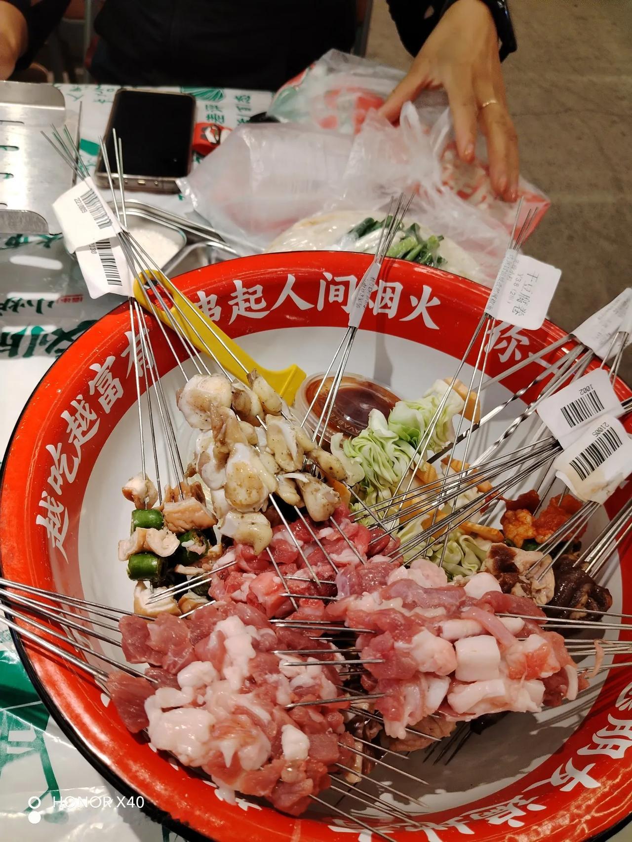 #秋日生活打卡季#自助烧烤，没有服务员， 都是自己拿。别说，还挺好吃，有点意思！