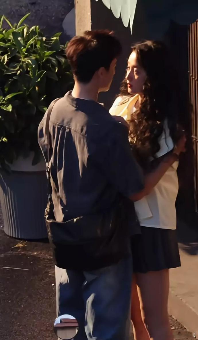 《耀眼》李昀锐、关晓彤合体路透，俊男靓女超吸睛！海边夕阳下拥抱、捂眼，互动甜蜜，