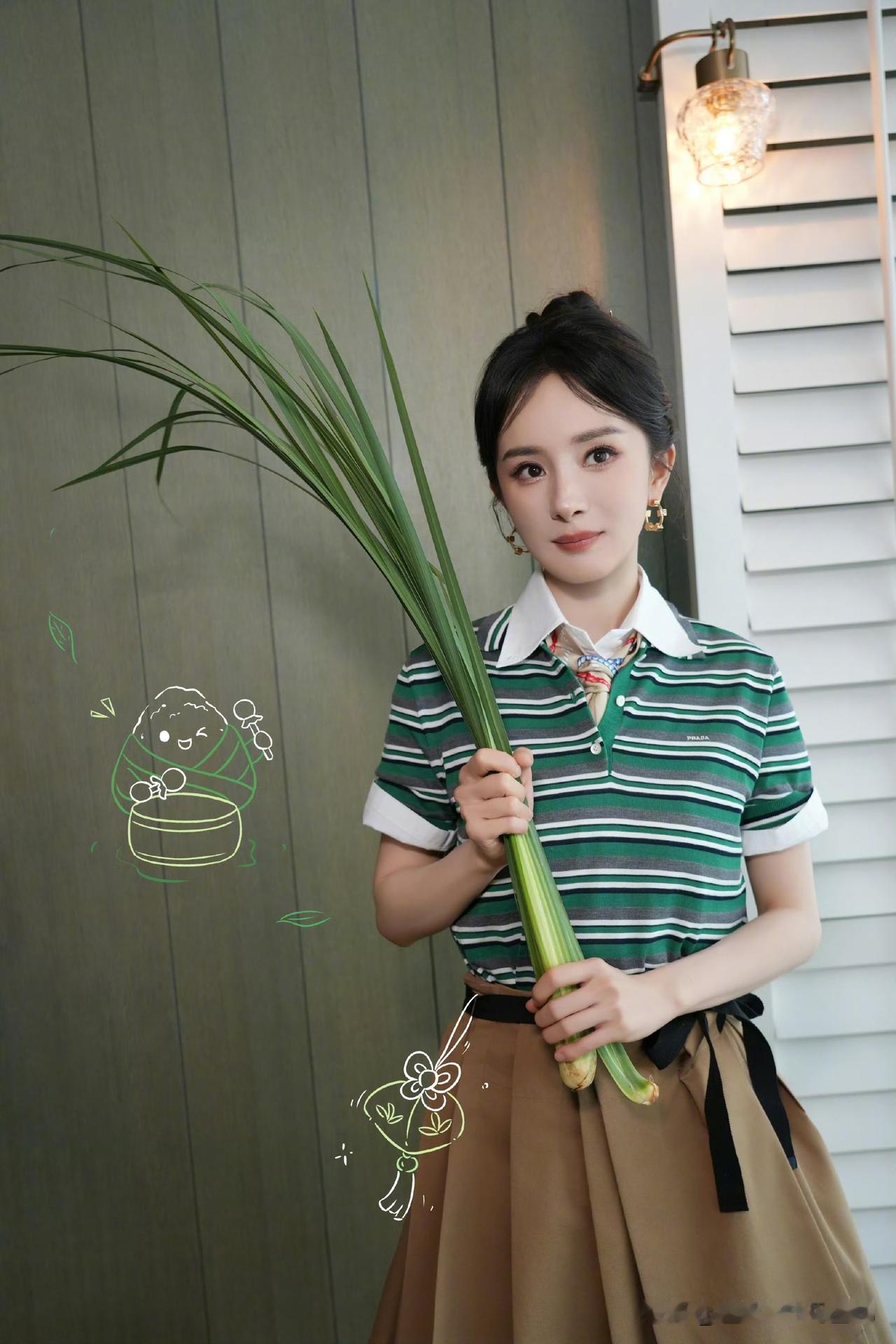 杨幂的端午营业照一亮相，就像把初夏最清爽的一阵风直接吹到了眼前，没有多余的浓艳修