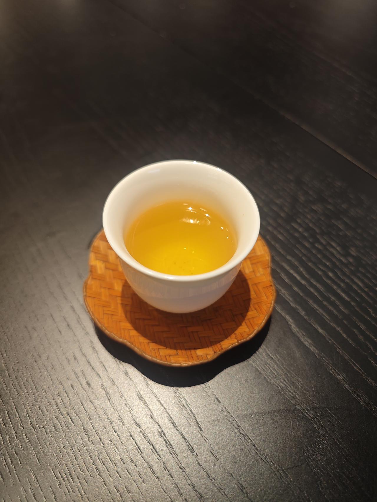 一句话概括为什么普洱茶没有保质期因为普洱茶在合适的条件下还能长期存放，而且能越存