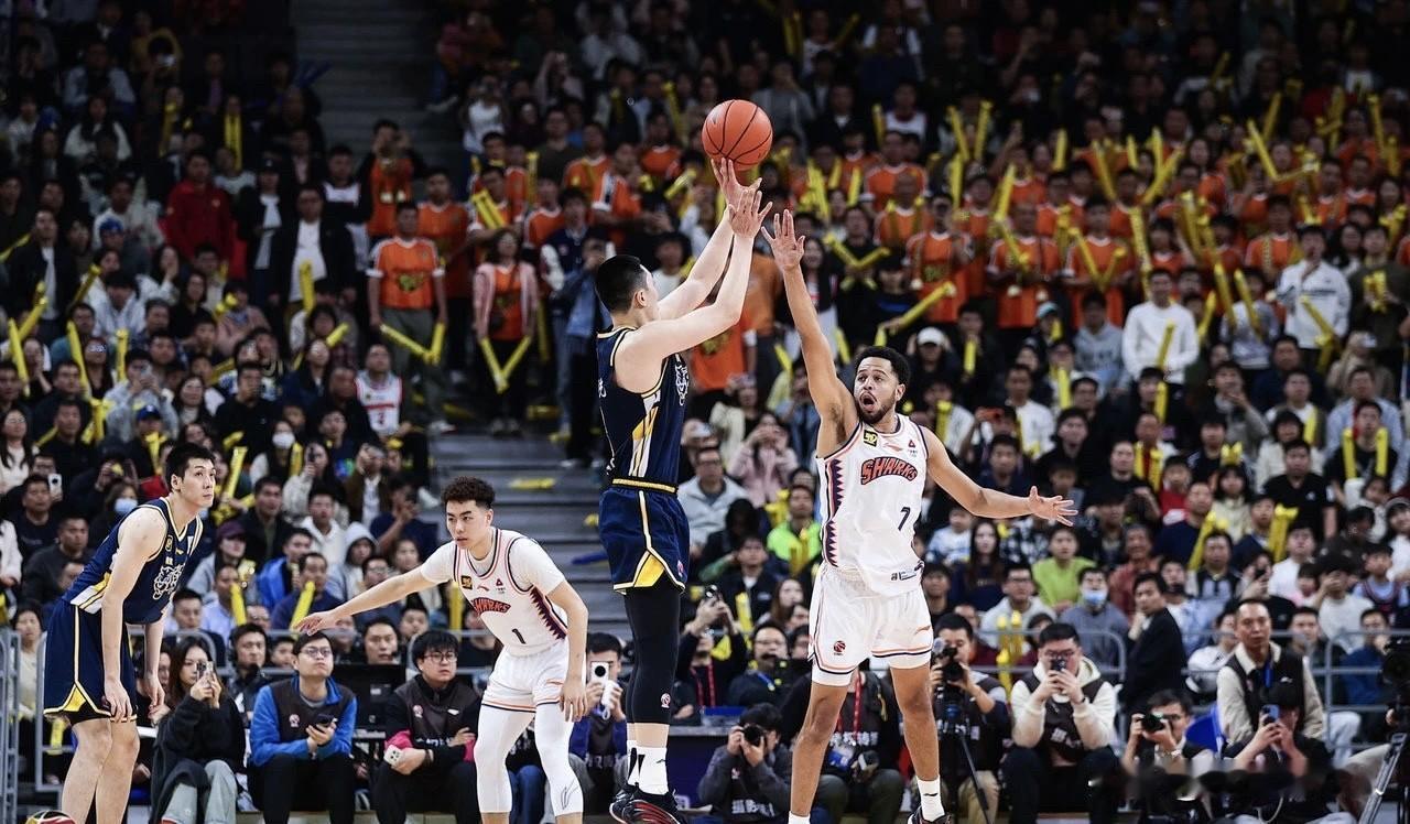 广东1分惜败北控赛季两连败。CBA今夜燃爆极致反转当廖三宁的绝杀球划破广东主场的