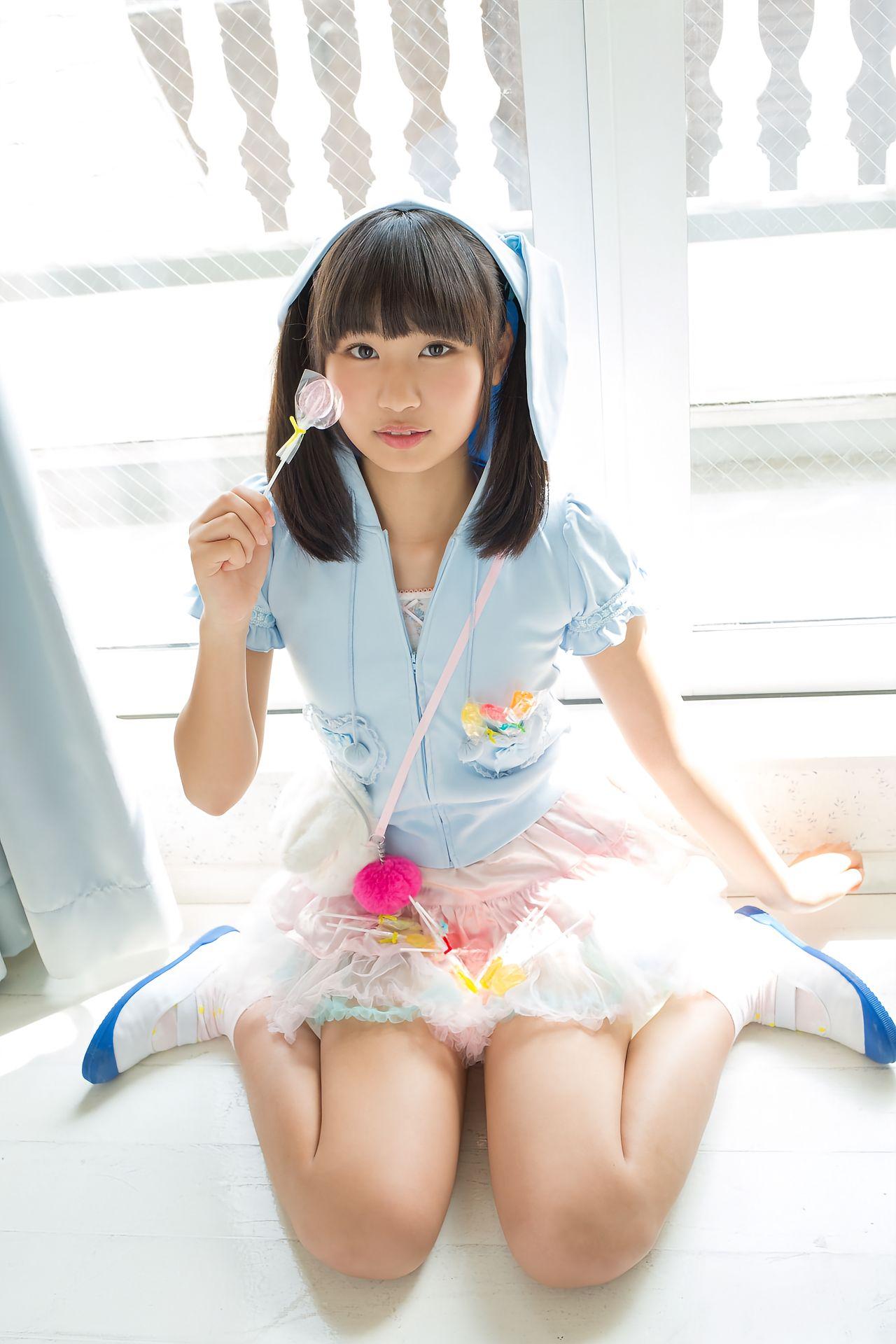 可爱萝莉风穿搭，搭配粉色背景，简直萌趣加倍！就说粉色萝莉女佣服，那带灰调的樱花粉