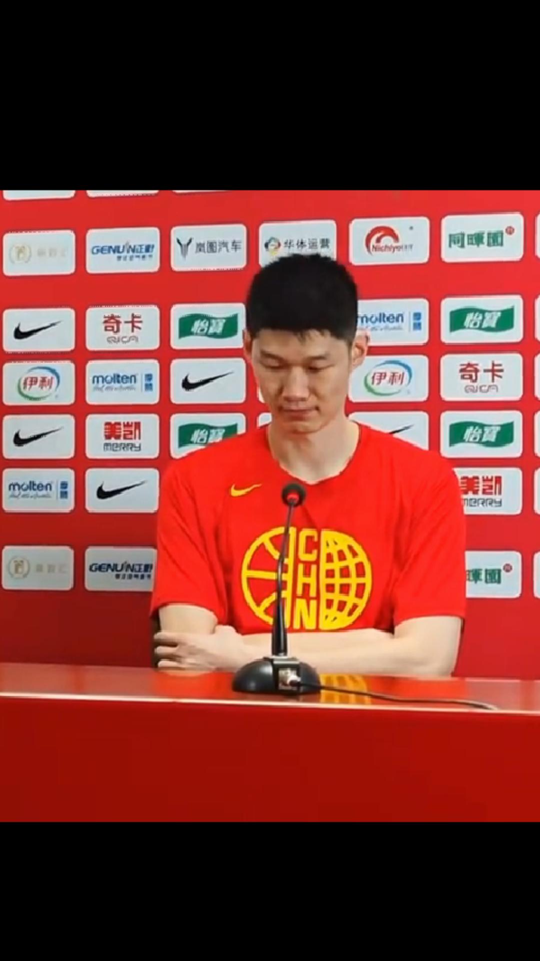 8月13日晚中国男篮在广东佛山〔顺德德胜体育中心〕与南美劲旅乌拉圭队进行首场热身