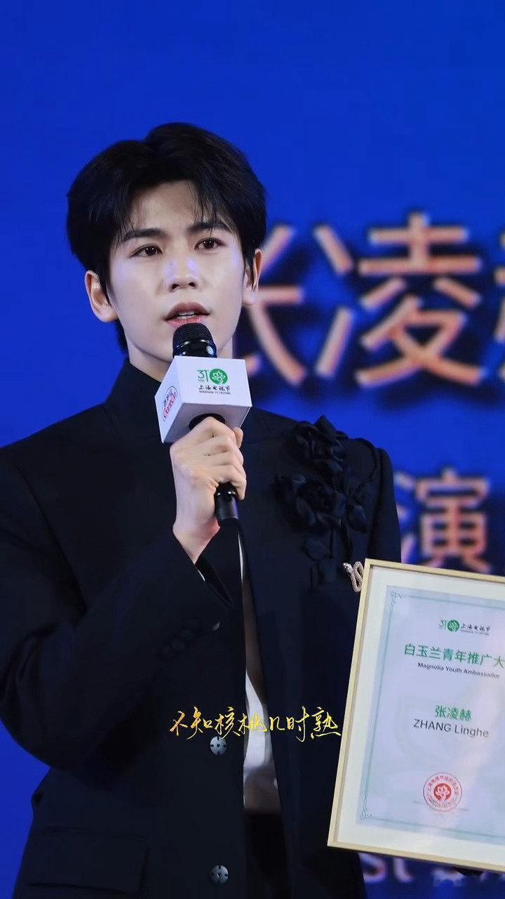 张凌赫这大早上的我一下就清醒了 张凌赫东方矜贵感拉满中式长相自带古韵buff，清