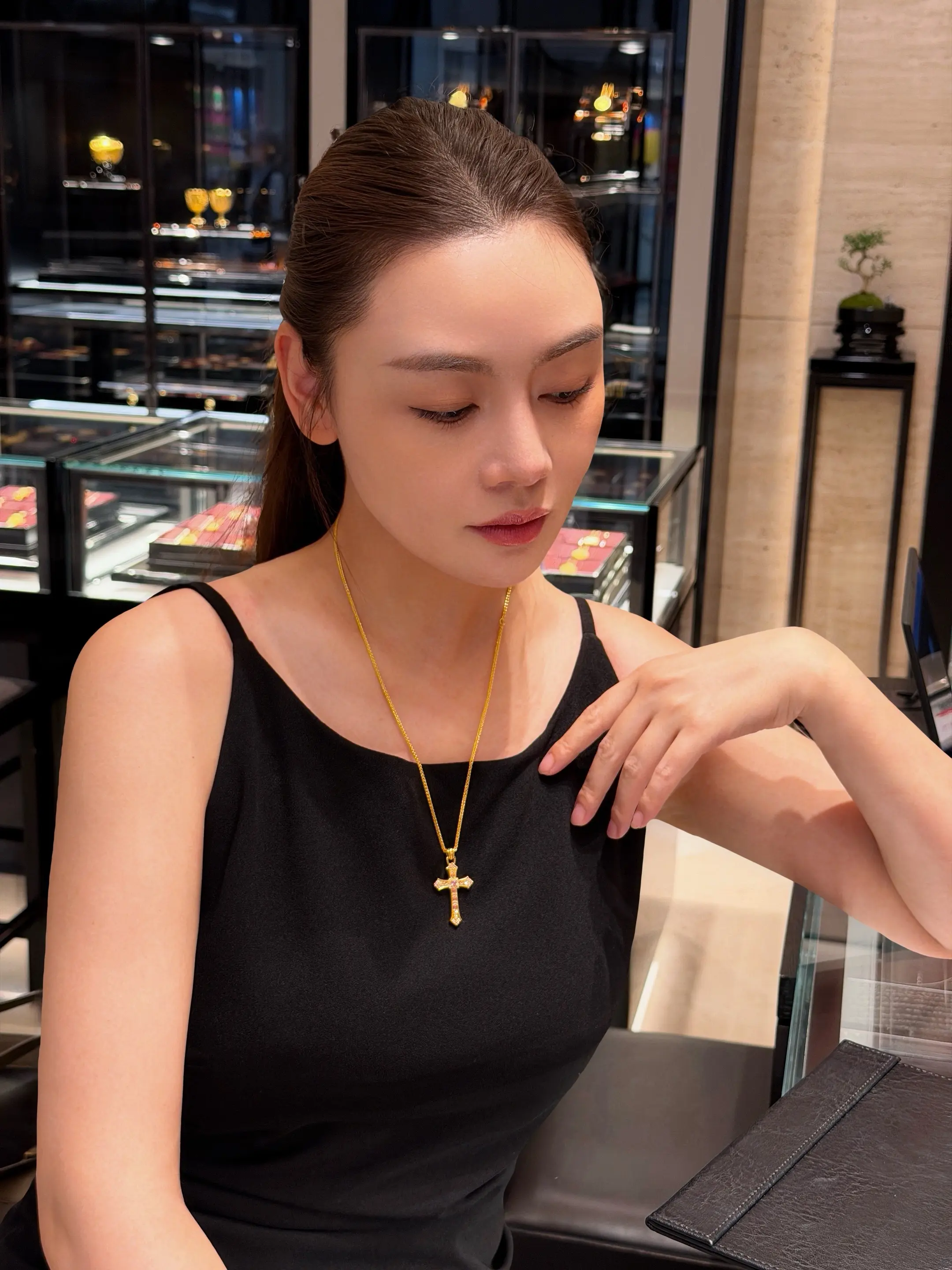 老铺带黄金闯进了时尚圈💎。