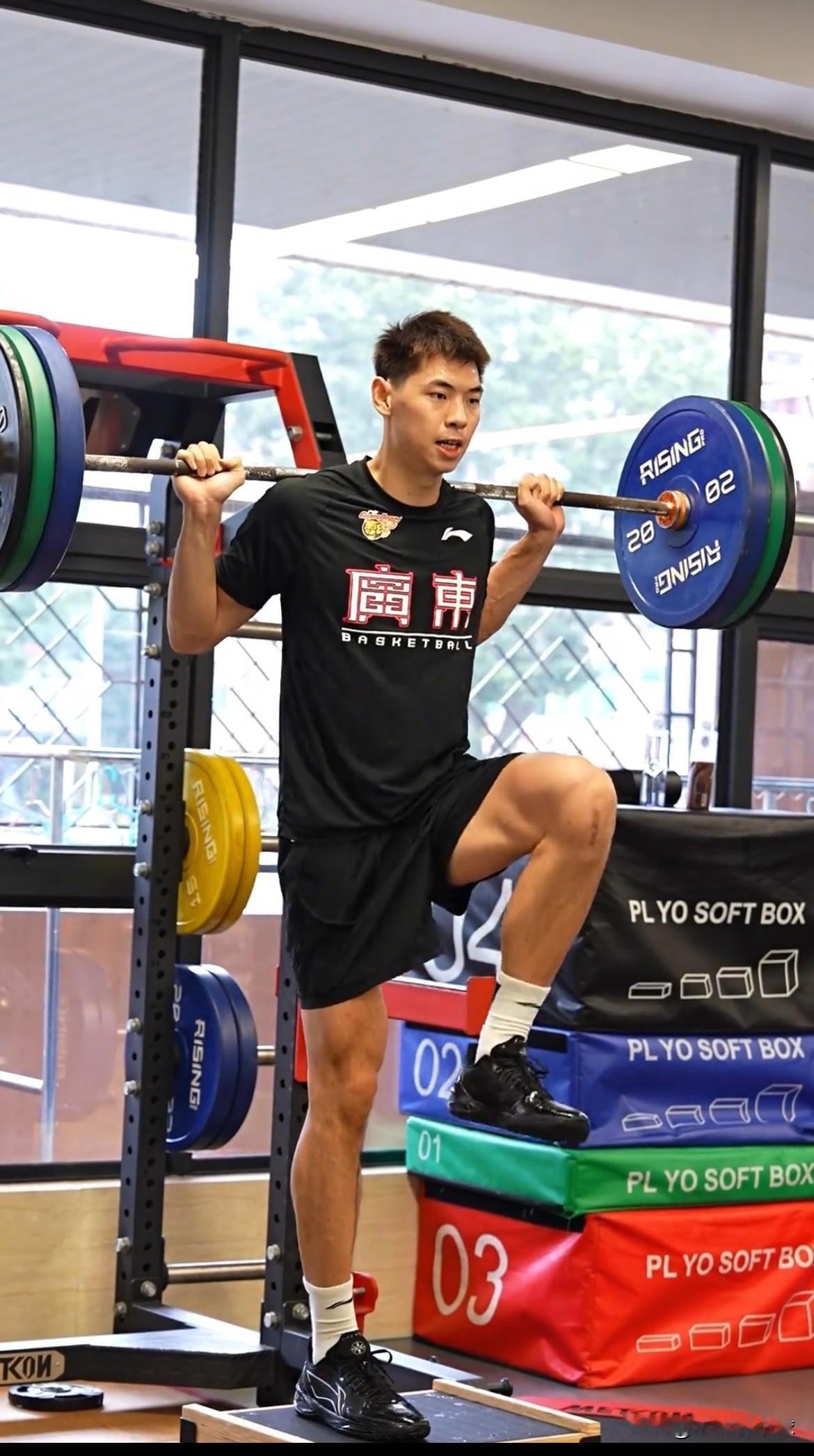 广东男篮最新消息：全队积极备战！
广东宏远男篮俱乐部发布视频，除了徐杰、焦泊乔和