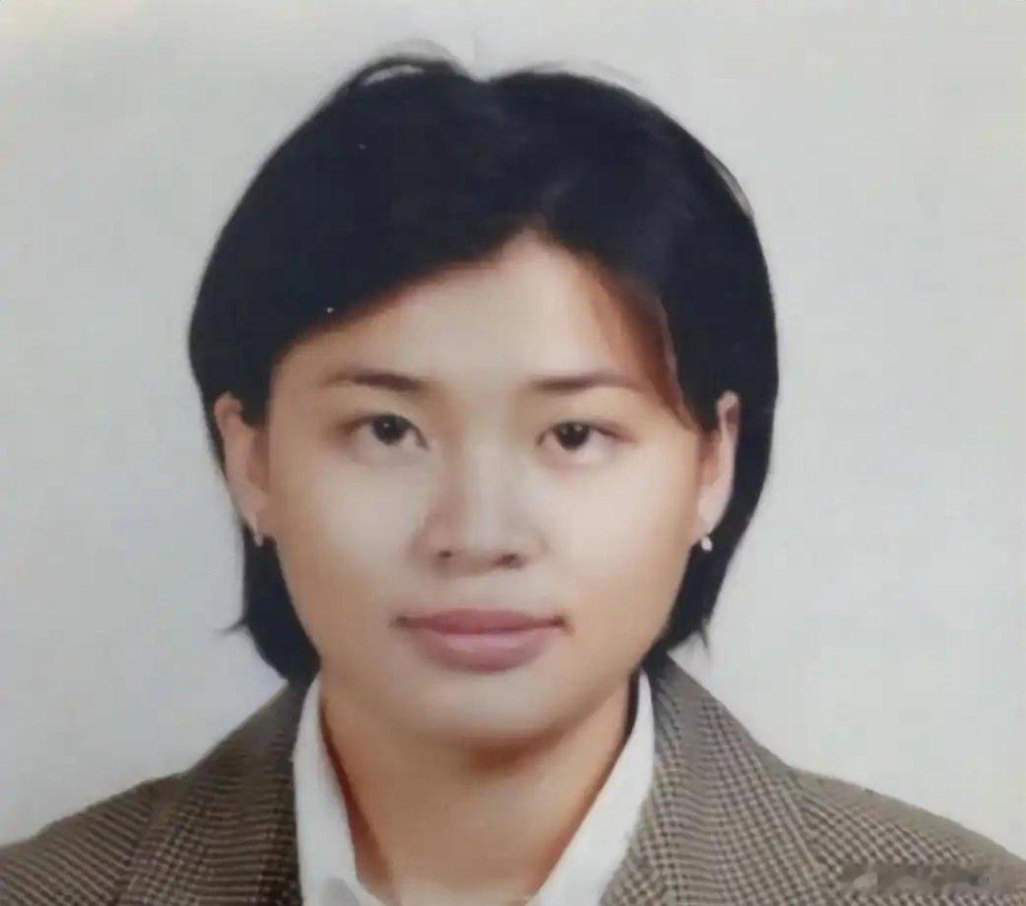 前不久，不丹佩玛王后随国王凯萨尔前往泰国，出席诗丽吉王太后的葬礼。镜头里，她与泰