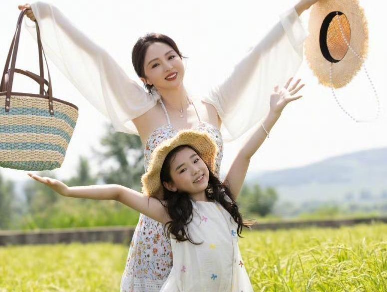 董璇在大湾区晚会后台，想帮女儿和佟丽娅的儿子找肖战要个签名。
这事儿放一般人身上