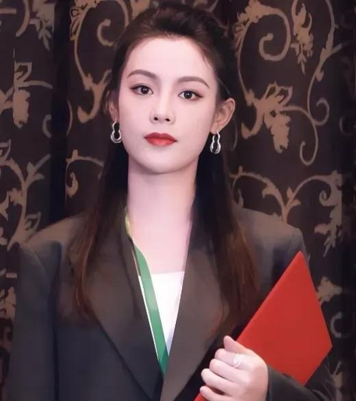 有些女人天生就是幸运儿吧！说的就是女演员陈丽君吧。关键是她也足够优秀，每次都能把