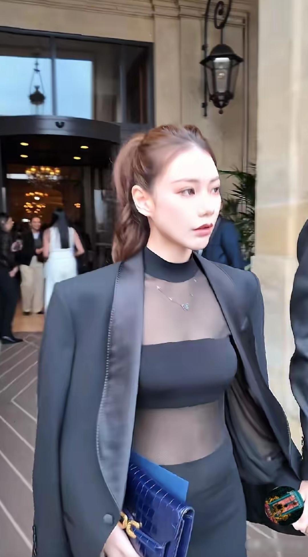 不查不知道，
一查吓一跳，
原来马筱梅和汪小菲闪婚之前，
还有过一段长达四年的婚