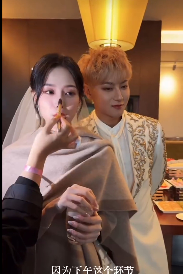 鹿晗没去黄子韬婚礼鹿晗未现身黄子韬婚礼，粉丝称因未发博IP显示北京。此前黄子韬现