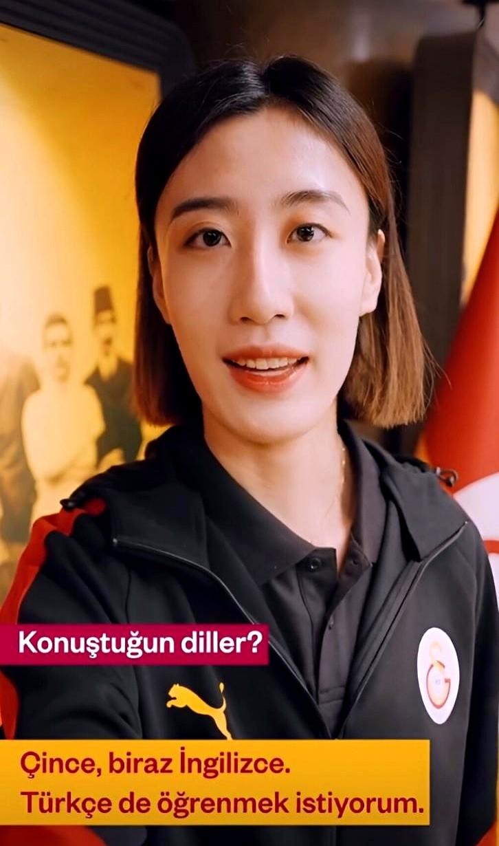 王媛媛在土耳其加拉塔萨雷录了快问快答，氛围轻松得很。她英语说得挺顺，整个人看着特