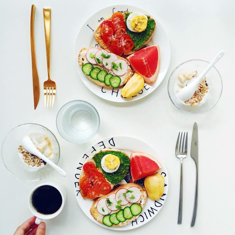 晚餐为啥比早餐中餐更重要? 说晚餐比早餐、中餐更重要，这说法有点片面。
早餐是启