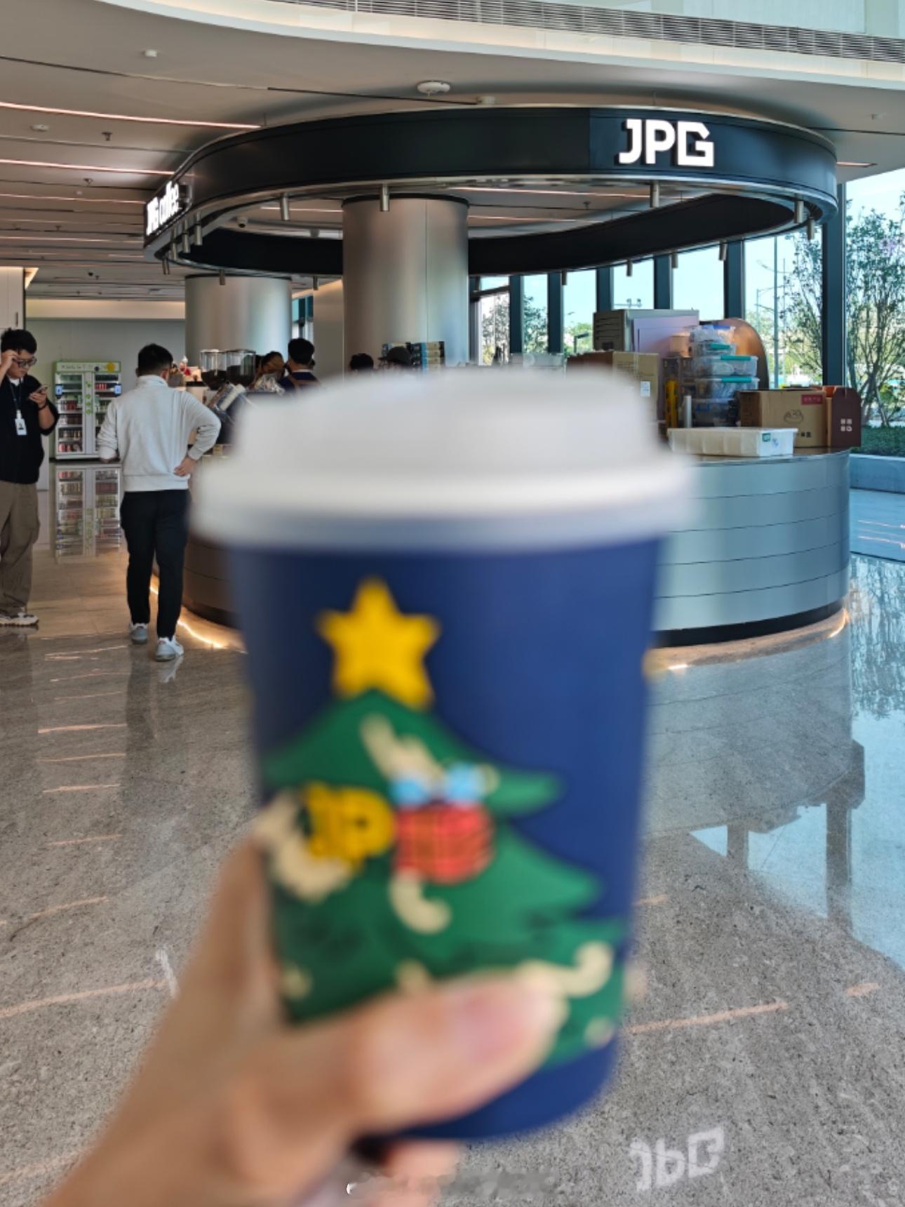 完犊子，就是这杯美式，中午喝了一半开会去了，下午五点看没喝完，加了一半果汁进去，