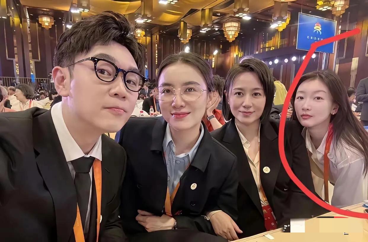 大鹏宋佳和马丽我认识，后面这位女士是谁？也非常有气质