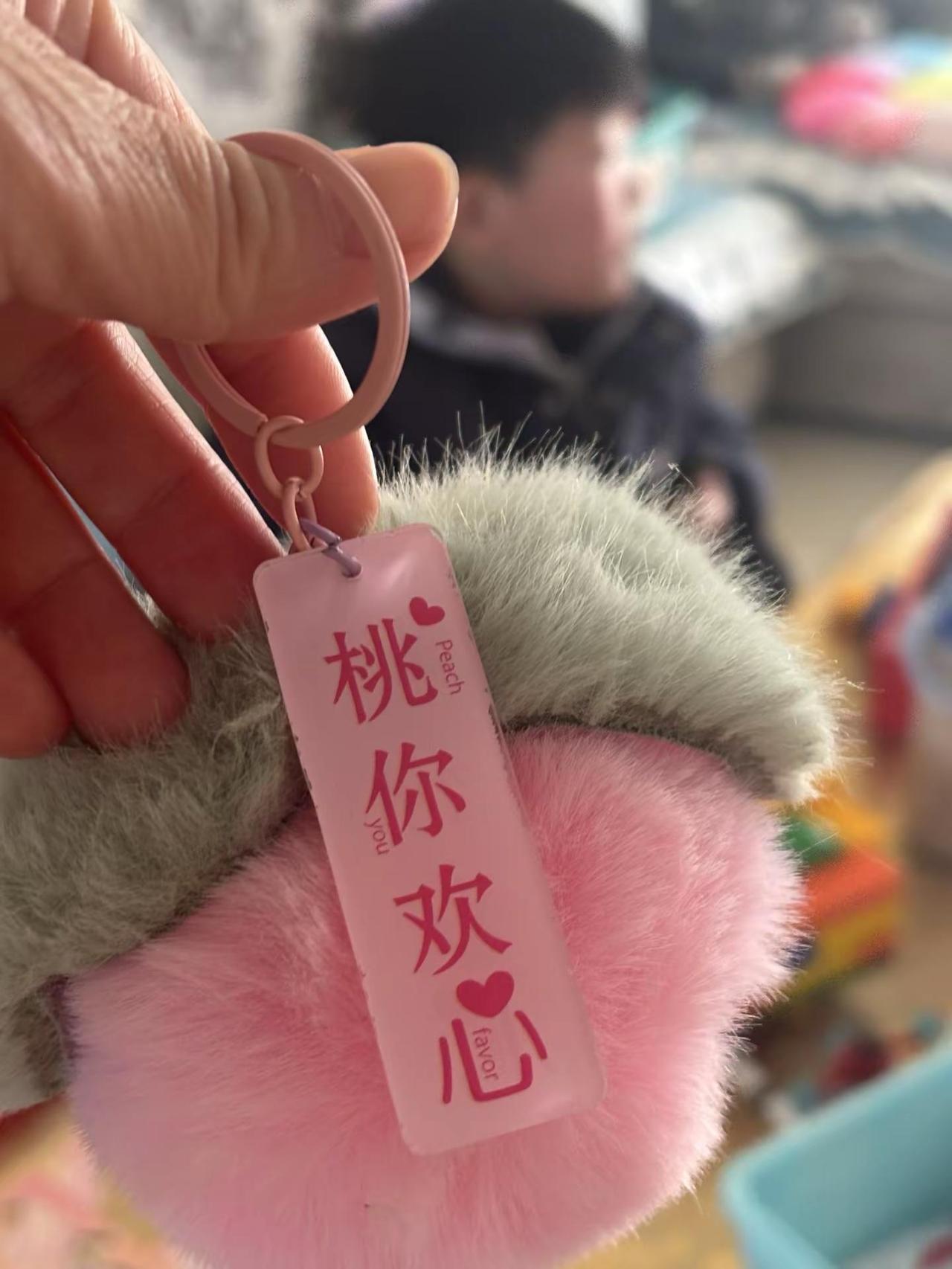 女神节快乐🌹。今天的仪式感，是皮夹克给的👦最好的礼物不需要多昂贵✌️而是意料