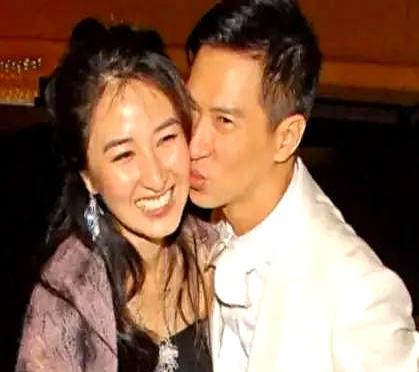 当年跑龙套的张家辉，主动提了和关咏荷的分手。
 
第一次去关咏荷的半山别墅，他盯