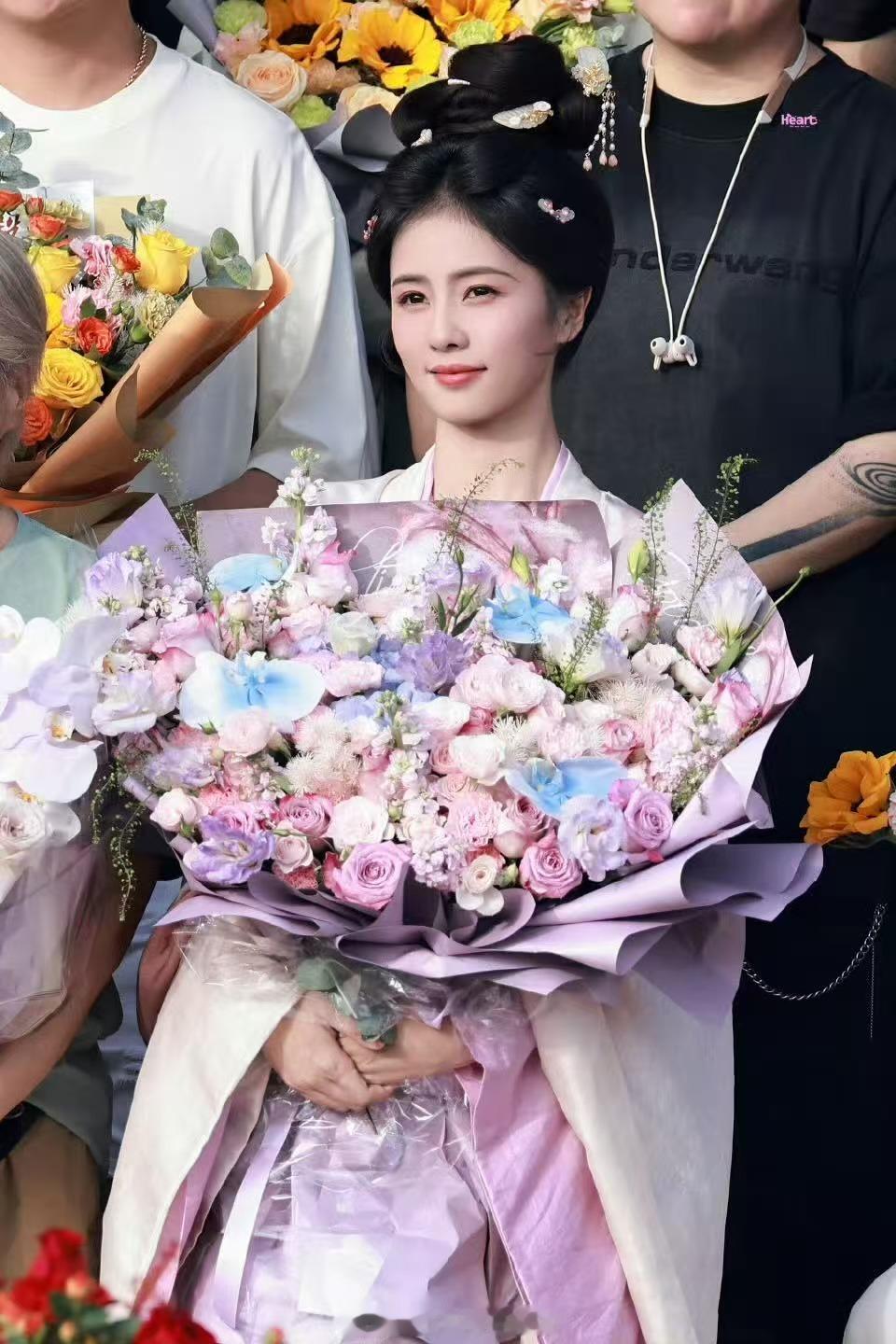 白鹿莫离捧花杀青白鹿叶璃杀青捧花照白鹿叶璃杀青捧花照，好美，[挤眼] ​​​