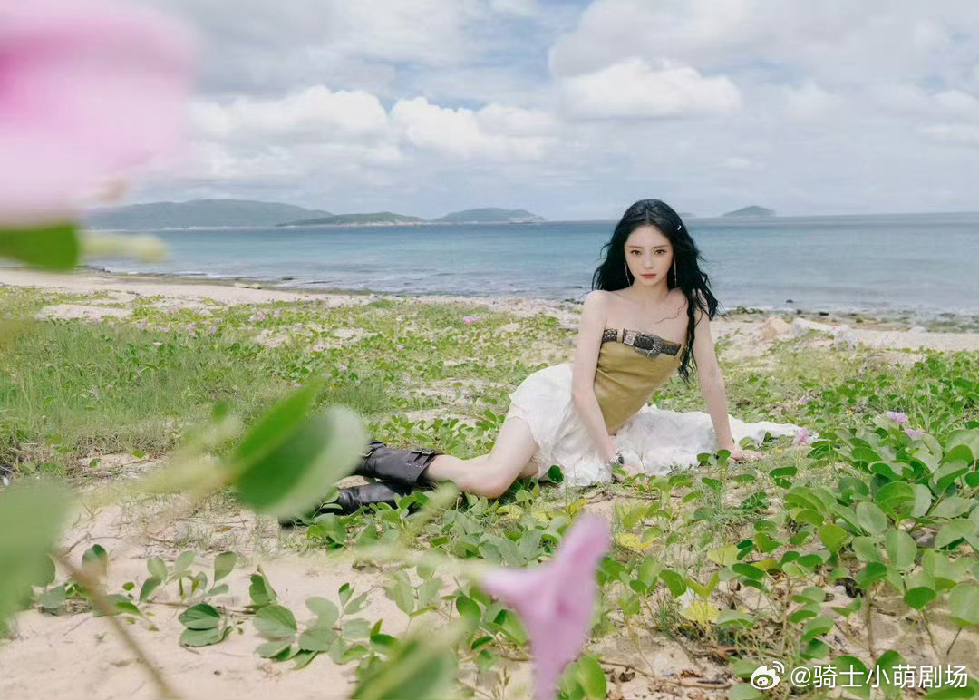 周洁琼海盐芝士妆 周洁琼这个海盐芝士妆太戳我了，清透温润自带清冷感，像从海边走出