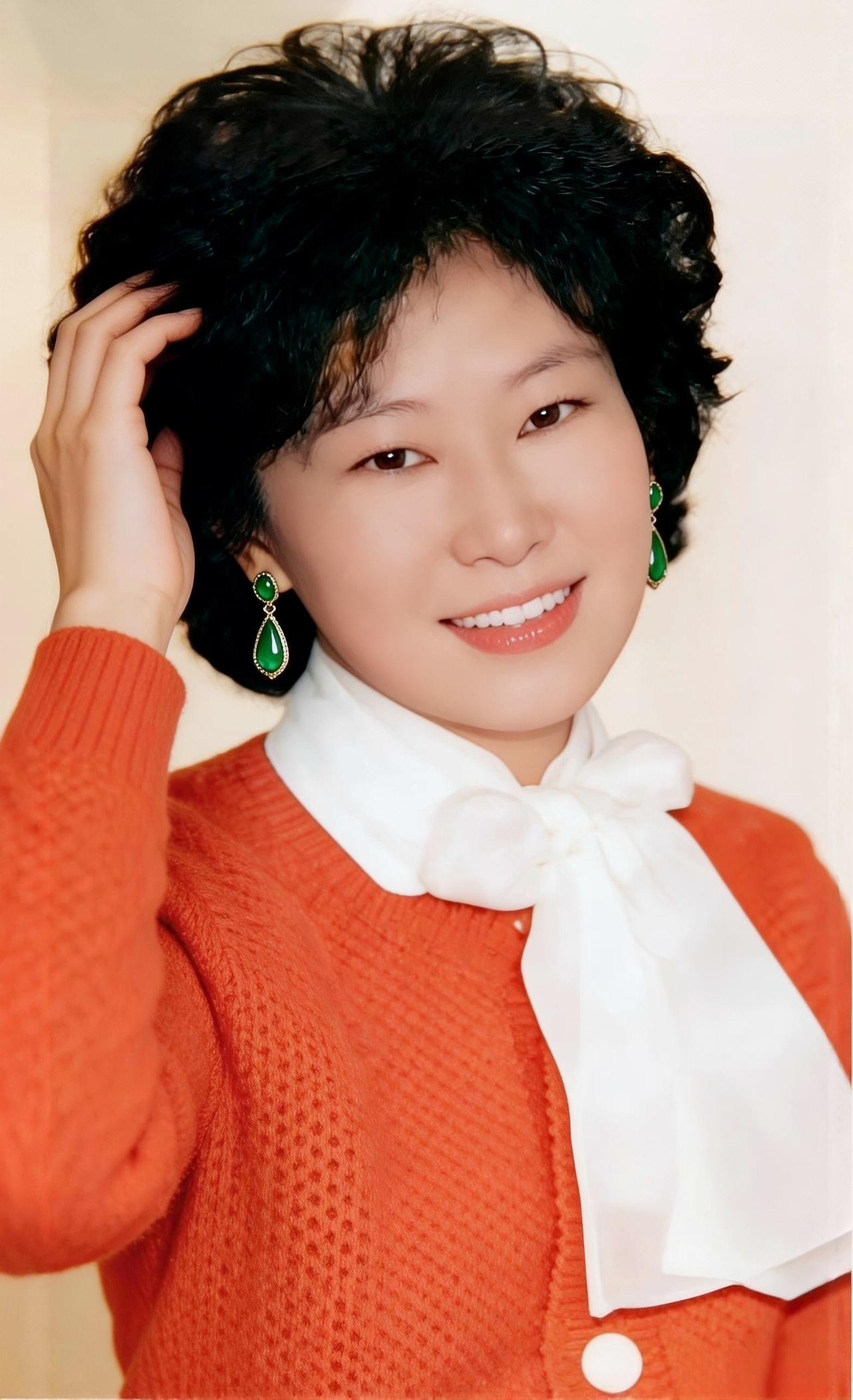 复古风穿搭，绿宝石耳环，甜美笑容，优雅气质。