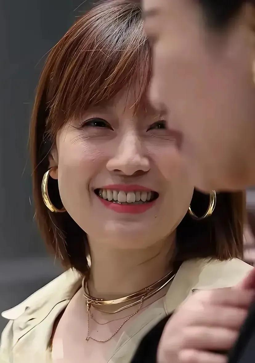 据说，马伊琍还是一个″老烟枪"，室内吸烟，公共场合烟不离手，承认自己每天抽烟超过