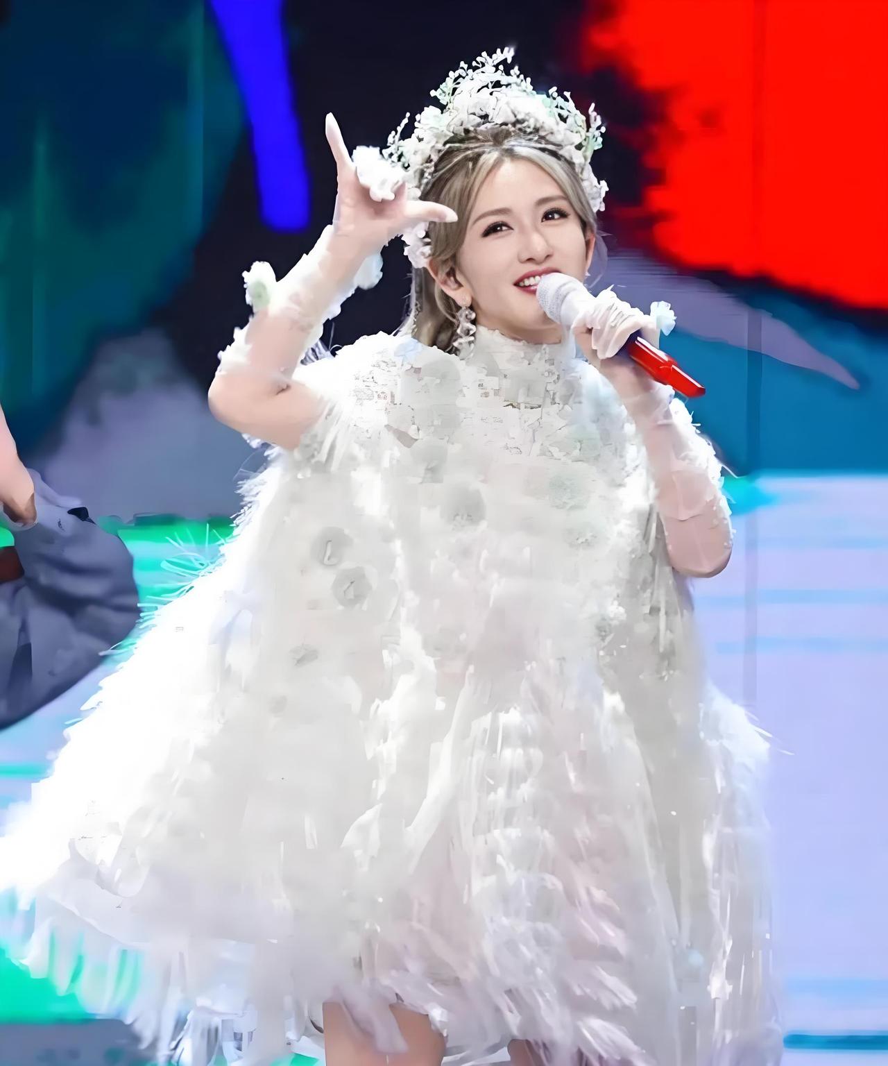 谢娜北京场演唱会宣告取消。起初，她打着“圆梦”的幌子，随后突然宣布开启全国巡演，