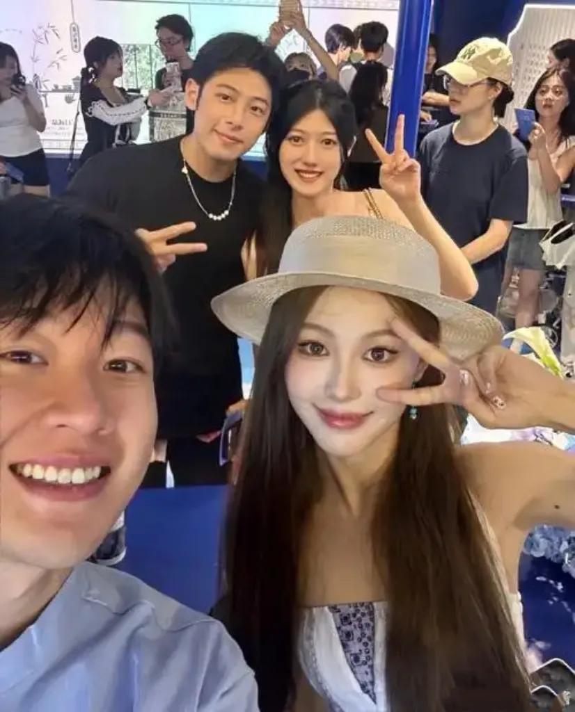 小李曾是位默默无闻的追星女孩，她热爱音乐，崇拜偶像。为靠近偶像，她努力学习摄影和