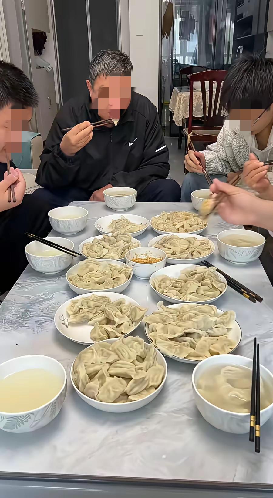 第一次来北方的男朋友家，他父母弄了这么一桌招待我，说真的，作为一个南方人，我真没