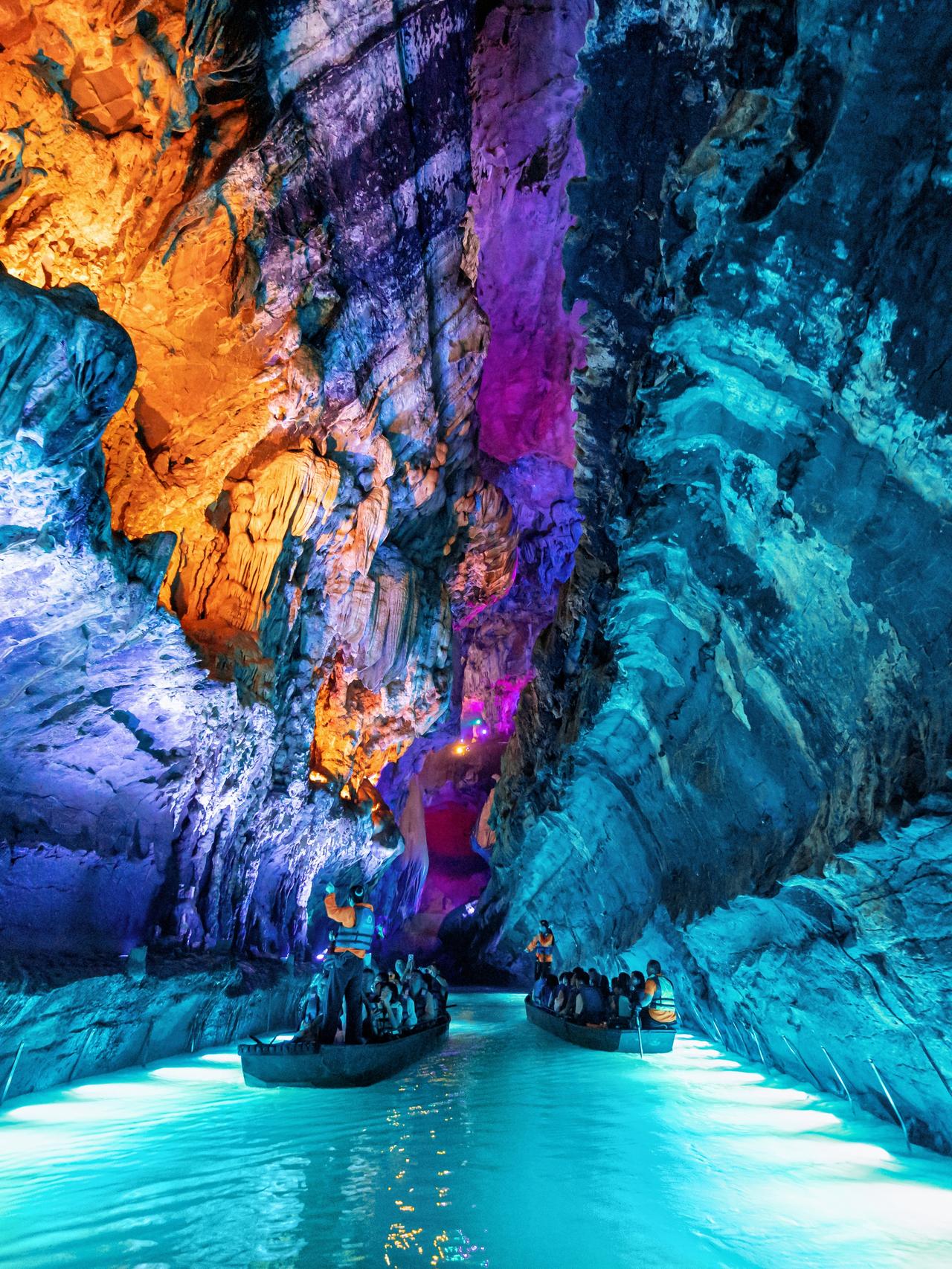 闯入22℃的亿年地心仙境，邂逅极光星空与冰蓝银河，一场沉浸式梦幻奇观之旅，是时候