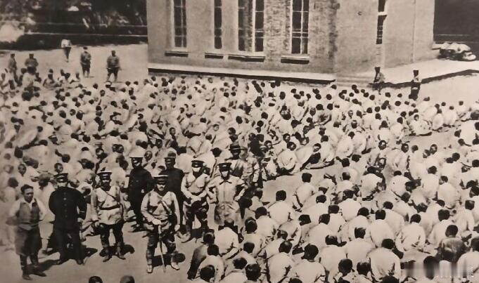 1928年5月11日，日军占领济南，日军将被俘的北伐军官兵双手全部反绑 历史老照