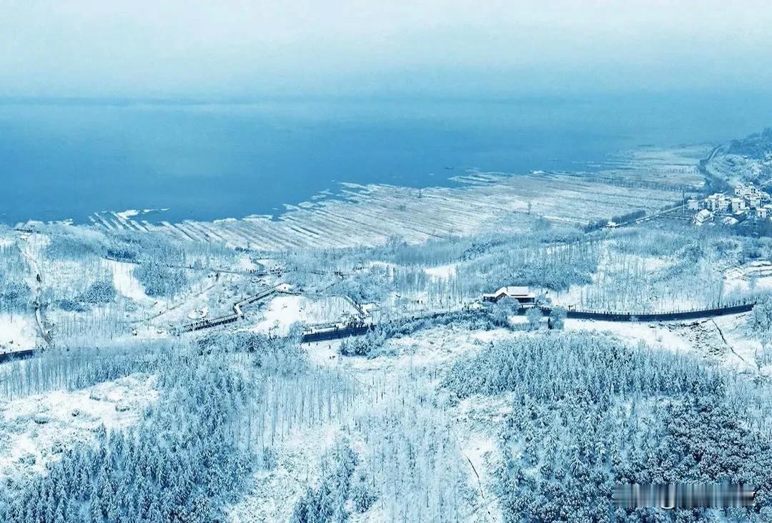 威宁雪景，美丽小城。威宁农村 记录家乡初冬 小城下雪❄️了