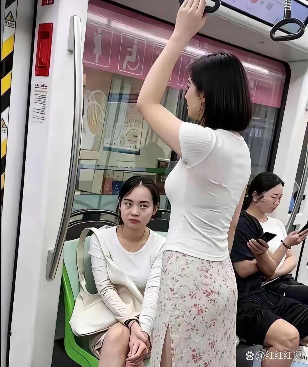 这样的情形，在地铁里是不多见的。因为大多数人不会在公共场合这样看别人的。毕竟，气