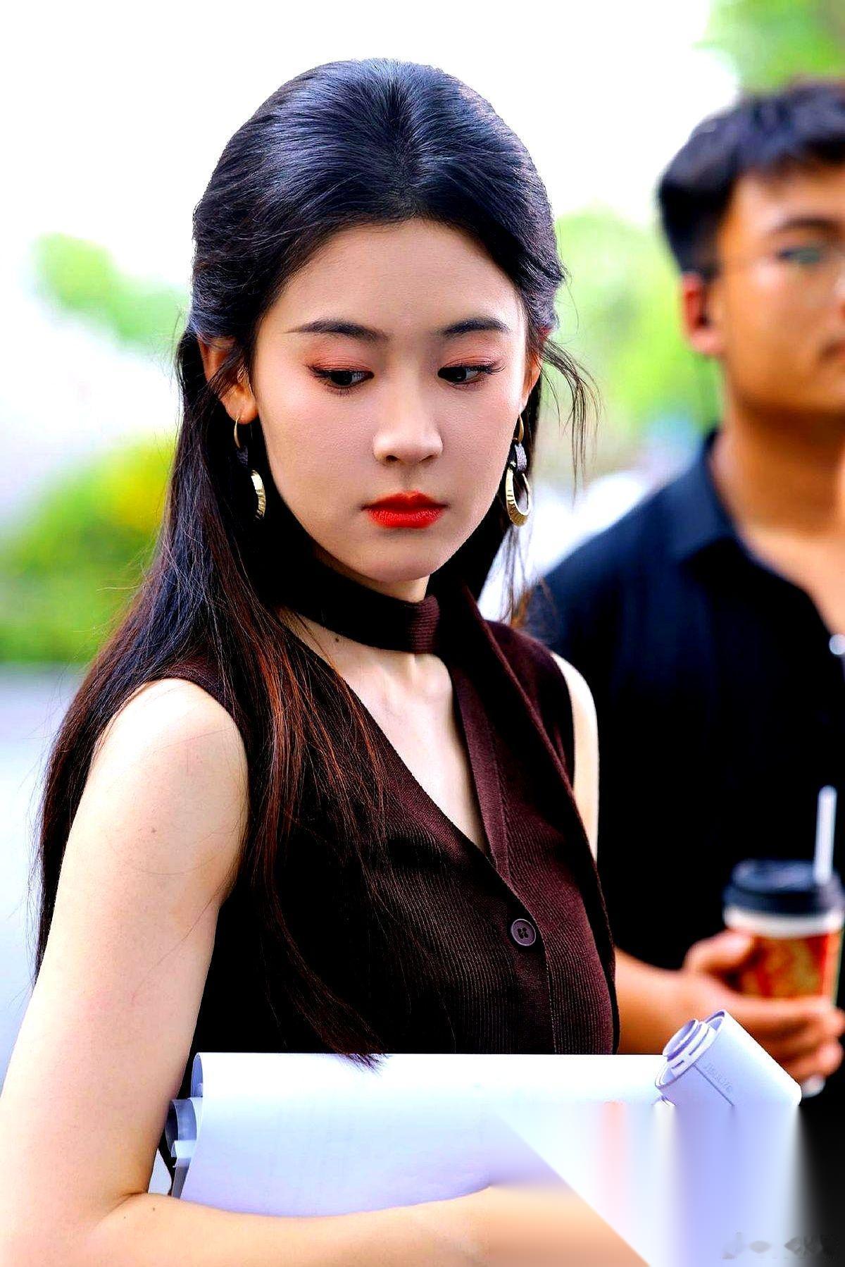 短剧圈里，有个女演员挺“轴”的。 她叫翟一莹，不炒CP，不搞直播带货，镜头一关，